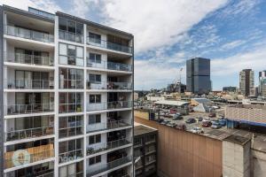 Modern 2-Bedroom Apartment 7mins to Paramatta Train Station