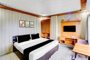 SPOT ON Hotel Doon Lotus | Iconic Rooftop Cafe | Party Hall