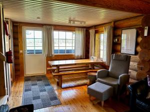 Ruska 2, Ylläs, Äkäslompolo, Lapland - Log Cabin with Lake and Fell Scenery