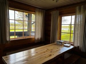Ruska 2, Ylläs, Äkäslompolo, Lapland - Log Cabin with Lake and Fell Scenery