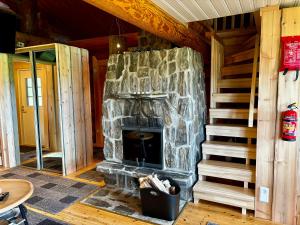 Ruska 2, Ylläs, Äkäslompolo, Lapland - Log Cabin with Lake and Fell Scenery