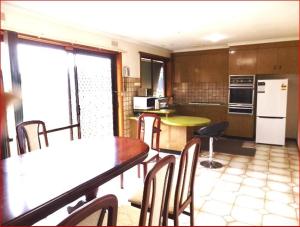 Charming Three-Bedroom Holiday Home Near Werribee Park