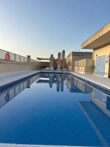 Piso tres habitaciones con piscina en centro Torremolinos