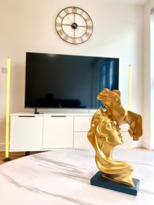 Luxurious 2 Bedroom - Water View and Parking