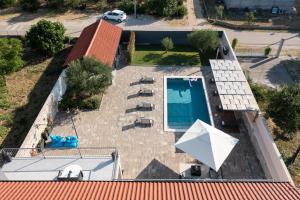 Villa Pietra- Modern rustic poolside oasis