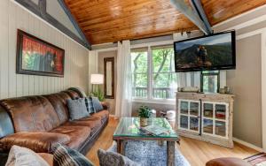 Treetopper Hideaway - A Relaxing Chic Bungalow