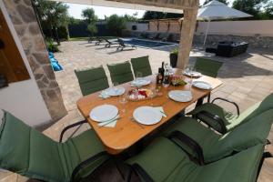 Villa Pietra- Modern rustic poolside oasis
