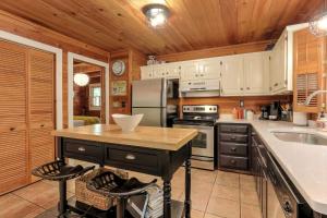 Respite at Big Canoe - Wood-burning fireplace bright interiors Wifi