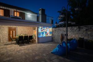 Villa Pietra- Modern rustic poolside oasis
