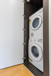 Heart of Mel CBD Top Level View QV Mel Central 1BR