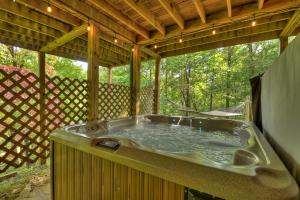 Buffalo Ridge Fish in the pond soak in the hot tub - Ubytování bez kategorie ve městě Mineral Bluff