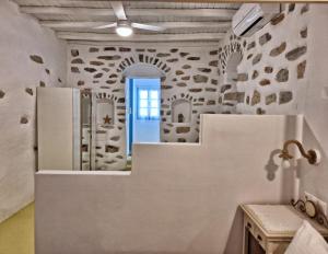 Karnagio - Traditional Seafront House