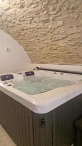 Appartement avec jaccuzzi privatif en RDC proche via rhona