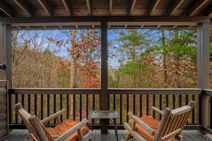 Mountain Therapy Gas fireplace hot tub firepit comfy beds