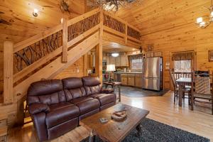 Mountain Therapy Gas fireplace hot tub firepit comfy beds