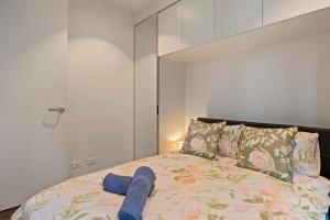 EQ Tower Ultra Modern 2BR CBD Base Mel Central