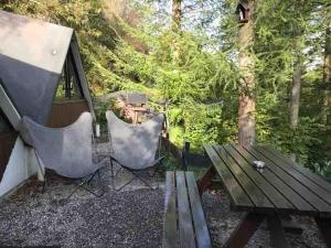 Chambre avec jacuzzi ou Chalets dans les bois