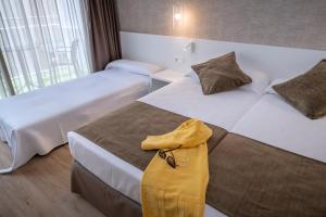 Twin Room with Extra Bed and Balcony (2 Adults + 1 Child) room in GHT Costa Brava & Spa
