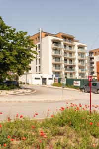 1-Bedroom LUX Apartment with Balcony & Underground Parking Garage