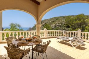 Villa Roca Verde by Abahana Villas