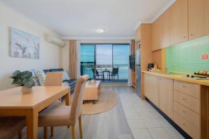 The Entrance Vista - Waterfront Stay with Pool and Spa