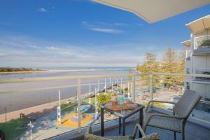 The Entrance Vista - Waterfront Stay with Pool and Spa