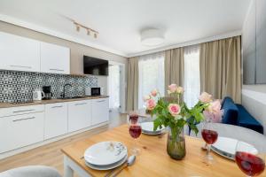 Nadmorski Apartament w Pobierowie z Parkingiem oraz Basenem by Noclegi Renters