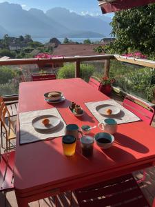 Maison vue lac et piscine