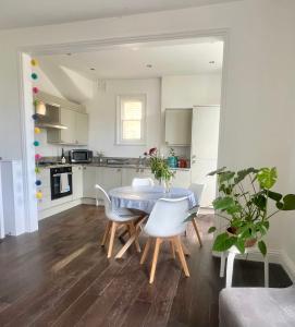 Bright, Spacious, Charming & Fully Equipped Victorian Flat in Quiet Brixton