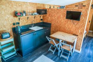The Chard, Netherby, a micro cabin in a rural setting with a hot tub