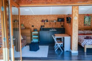 The Chard, Netherby, a micro cabin in a rural setting with a hot tub