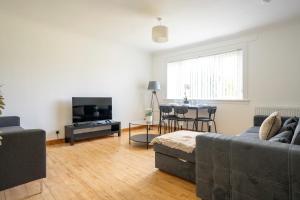 4 BDR House By Caledonia Luxe Stays Short Lets & Serviced Accommodation Livingston