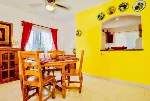 Deluxe Jacuzzi Balcony Room With Swimming Pool Air Conditioning and Parking