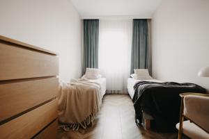 Balcony & Parking, Modern Elegant Apartment! Near Tram