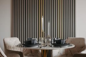 Balcony & Parking, Modern Elegant Apartment! Near Tram