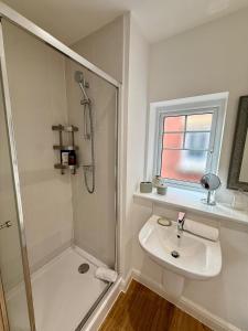 Stylish 3BR Cardiff Home Balcony, Garden, Free Parking and EV Charging