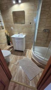 Dworek na skraju lasu