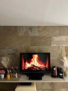Appartements Suite Romantique - Love Room Valence Amour et Bulles - Jacuzzi - Lit king size avec miroir XXL - Terrasse - Drome Ardeche : photos des chambres