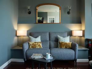 Stylish Retreat in Mousehole with Sea Views