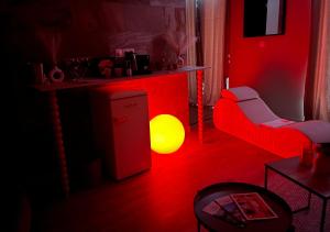 Appartements Suite Romantique - Love Room Valence Amour et Bulles - Jacuzzi - Lit king size avec miroir XXL - Terrasse - Drome Ardeche : photos des chambres
