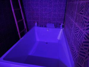 Appartements Suite Romantique - Love Room Valence Amour et Bulles - Jacuzzi - Lit king size avec miroir XXL - Terrasse - Drome Ardeche : photos des chambres