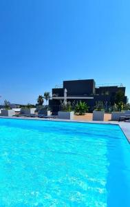 charmant 3 pièces neuf SUR JARDIN piscine débordement en Rooftop VUE MER ET MONTAGNES parking gratuit climatisation 2 CHAMBRES