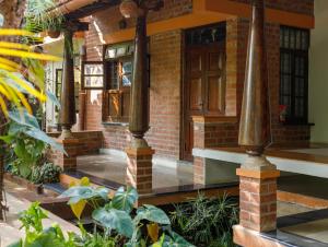 Kerala Style Villa by JadeCapsAC4BHKFishpond