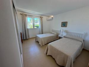 One-Bedroom Apartment (2 Adults + 1 Child) room in Apartamentos Leo
