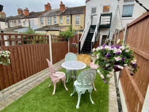 2 Bedroom Apartment with Garden, Close to Beach