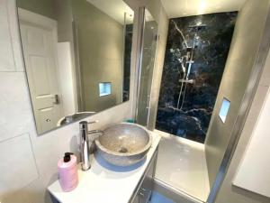 2 Bedroom Apartment with Garden, Close to Beach