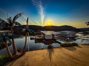 Lakefront-4BD3BA-Sleeps 12PP