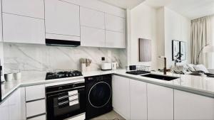 Soft Modernity 1br Haven With Parking, Gym & Pool!