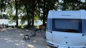 Wohnwagen direkt am See auf privatem Grundstück