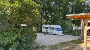 Wohnwagen direkt am See auf privatem Grundstück